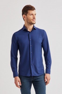 Camisa de cuello francés en tela de rendimiento azul