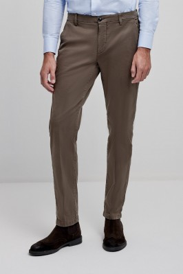 Pantalones chino de algodón marrón